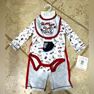 NWT Vitamins Baby Four Piece Baseball Baby Boy Onesie Set​ size 9 month